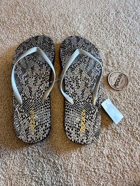 Rockin' Footwear Women's Black & White Snake-Print Flip Flop Slippers